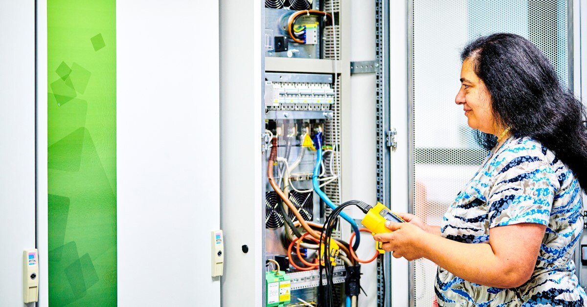 Apprentice conducts measurements during a study day